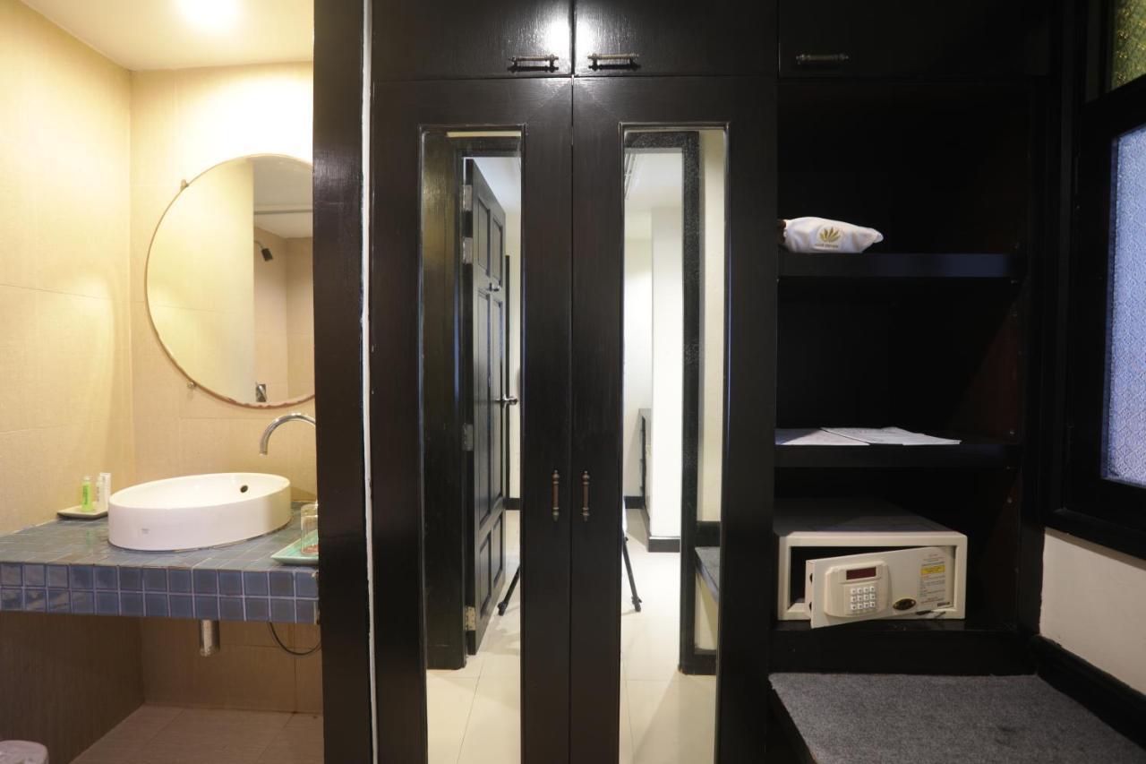 Zweibettzimmer mit Poolblick